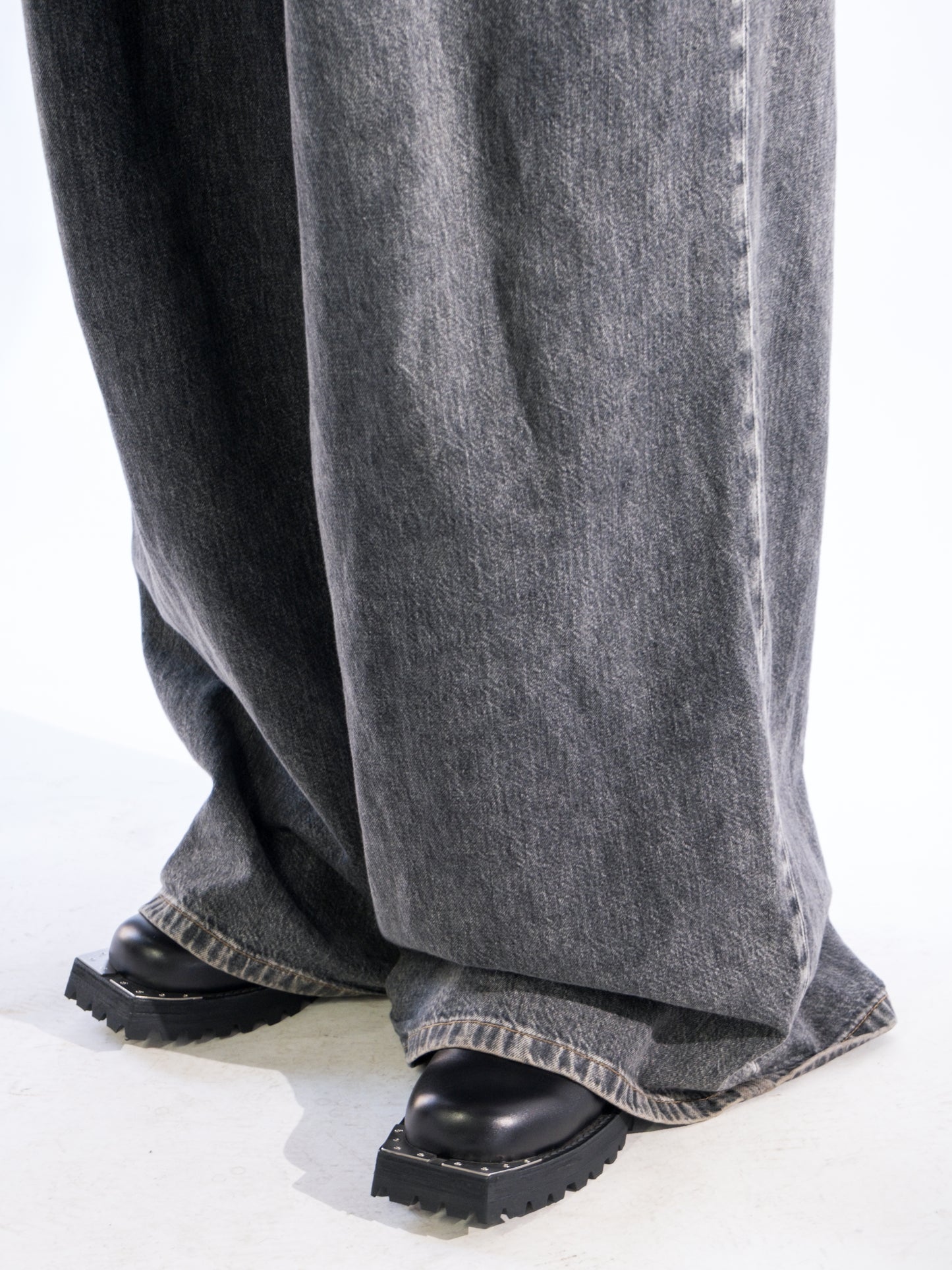 JOHN LAWRENCE SULLIVAN - WASHED DENIM SUPER WIDE PANTS